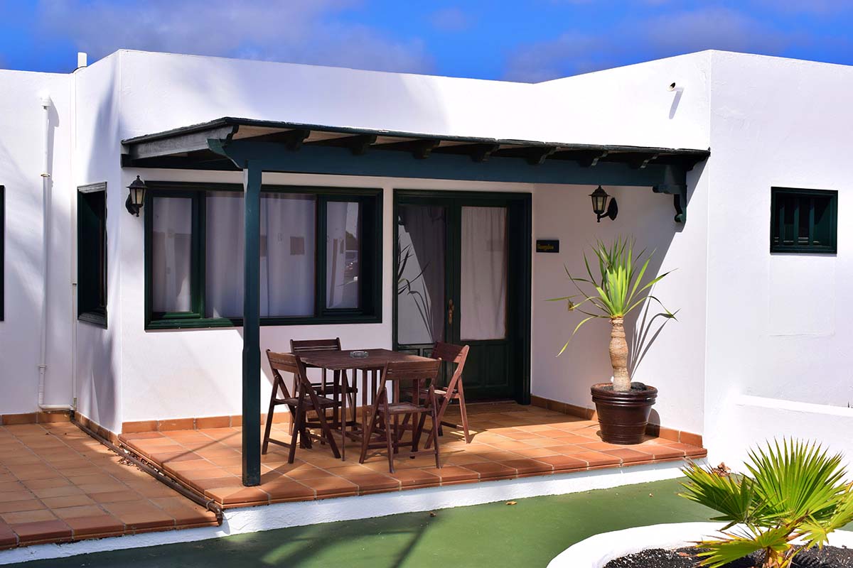 Fachada de bungalow de hotel sostenible en Lanzarote