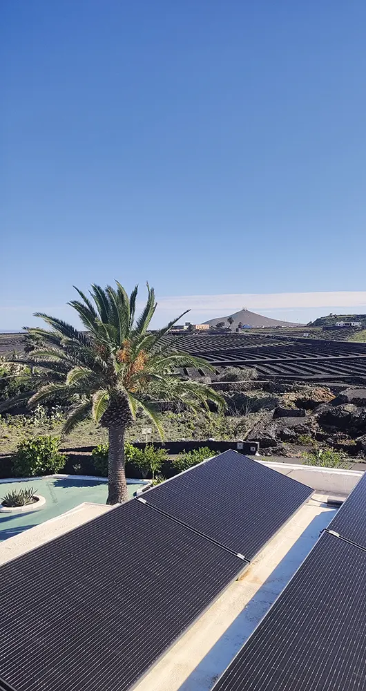 Placas fotovoltaicas instaladas en el tejado del hotel rural Finca de la Florida, un hotel sostenible en Lanzarote