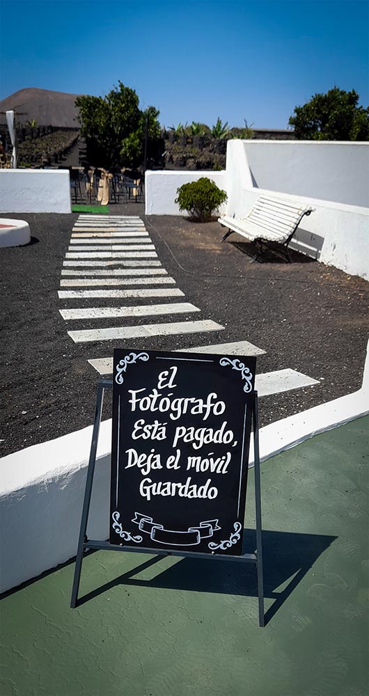 Cartel Sobre el Fotógrafo en un evento en el hotel