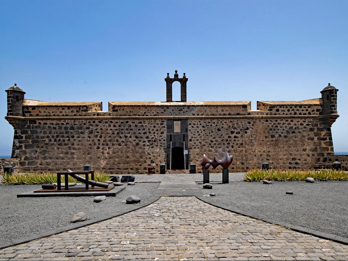 Fachada principal del Castillo de San josé en Lanzarote