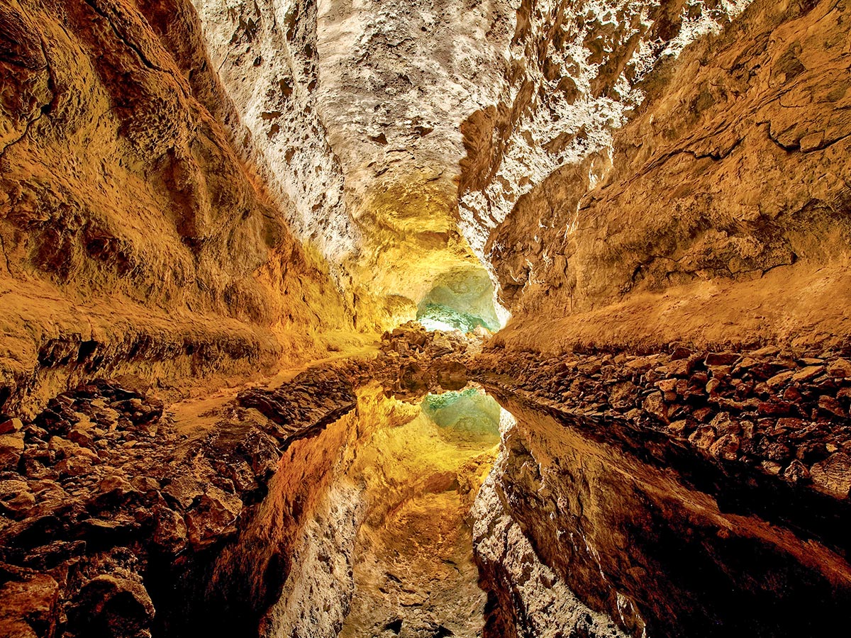 interior de la cueva de los verdes