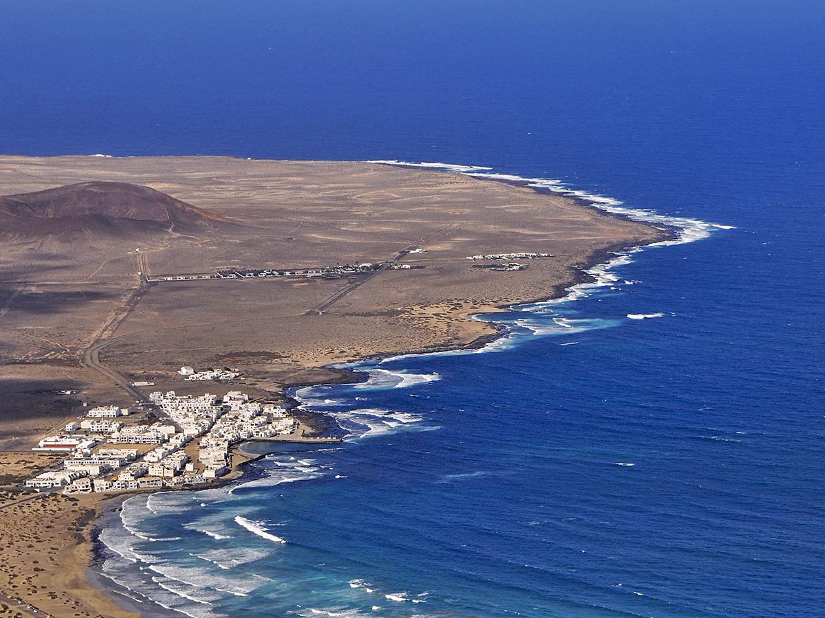 Vista aérea del pueblo pesquero Caleta de Famara