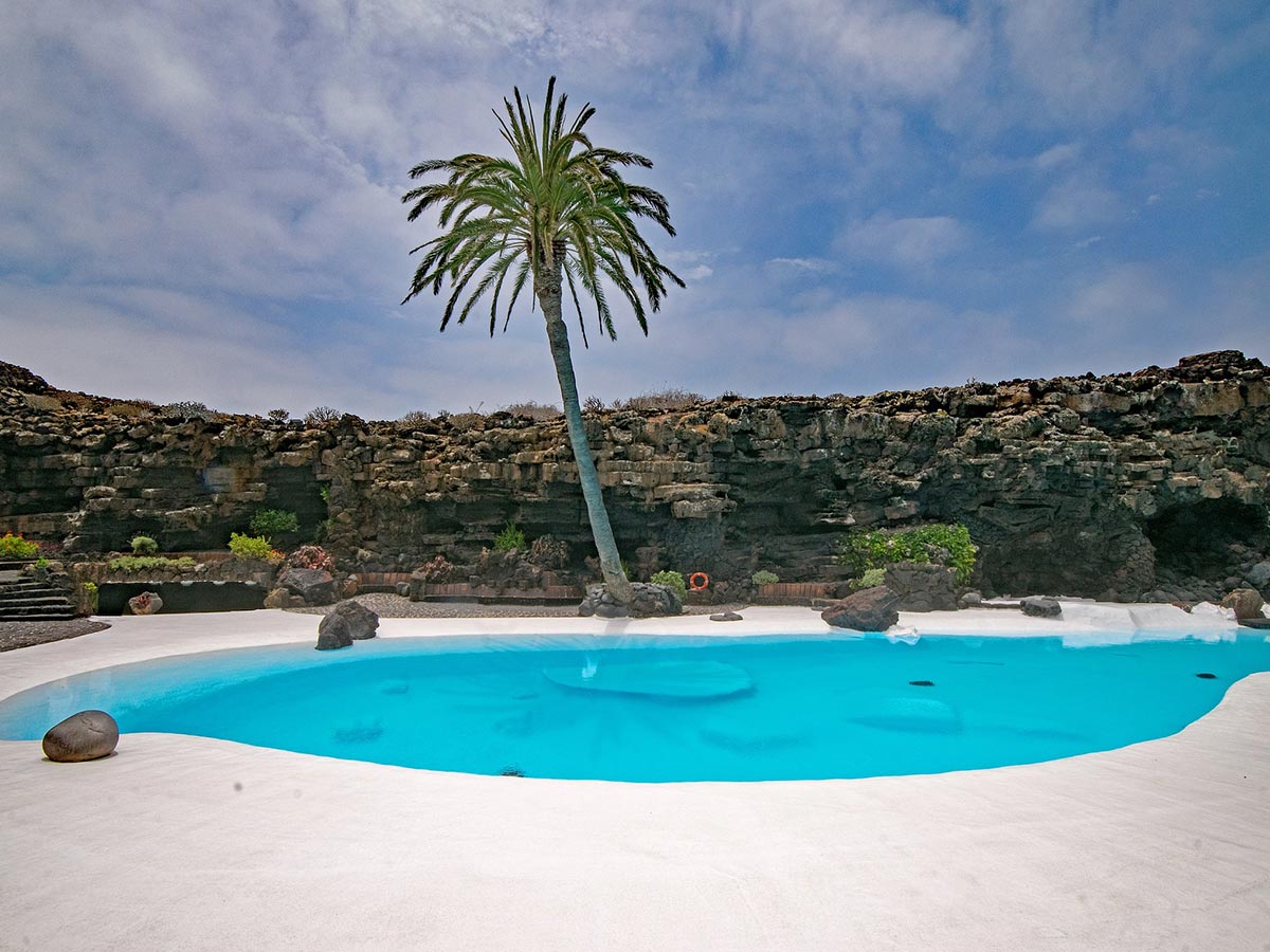 Imagen frontal de Jameos de Agua, con el agua cristalina y naturaleza a su alrededo
