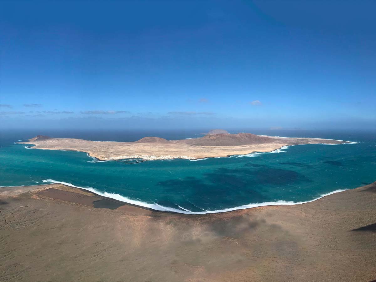 Vista aérea de la isla de Lanzarote y al fondo la isla de la graciosa
