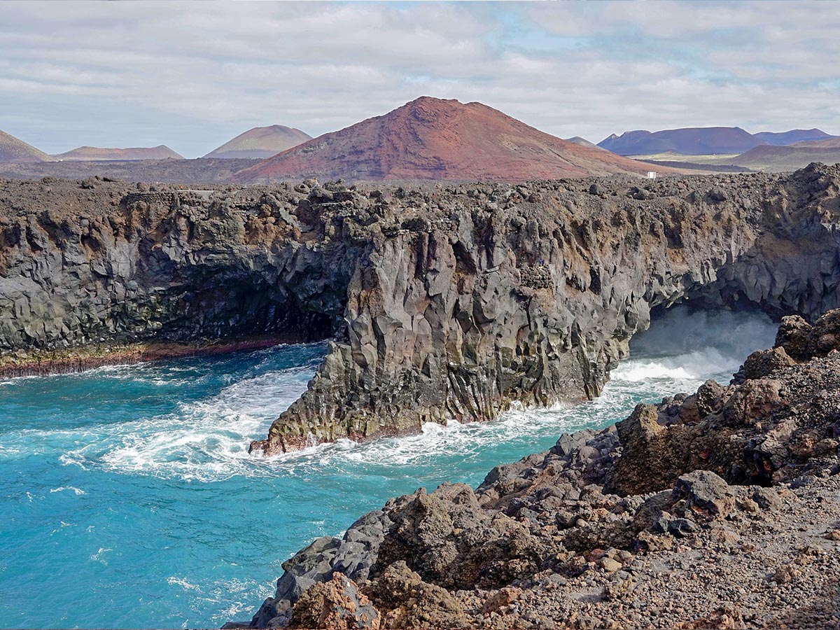 Acantilados de los hervideros con el mar rompiendo en las rocas
