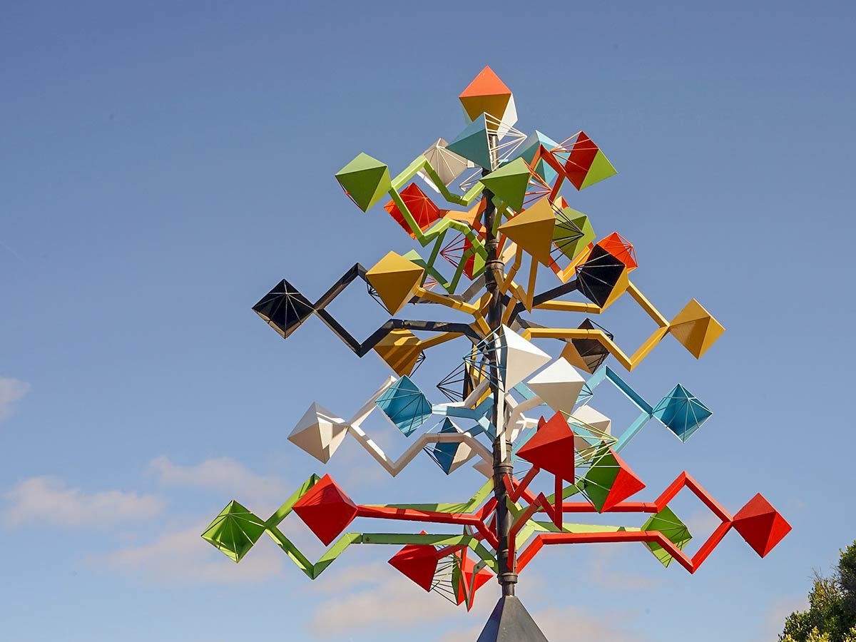 Escultura de colores Los juguetes del viento de César Manrique