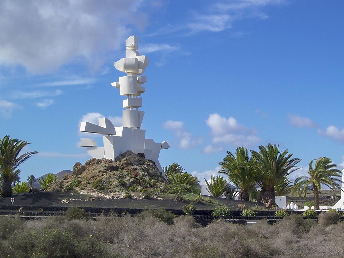 Zona natural y al fondo el monumento al campesino
