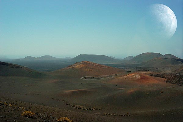 Paysage volcanique et montagnes de feu avec la lune à Lanzarote