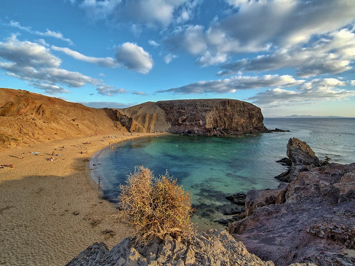 Playa del Papagayo con aguas cristalinas y paisaje volcánico en Lanzarote