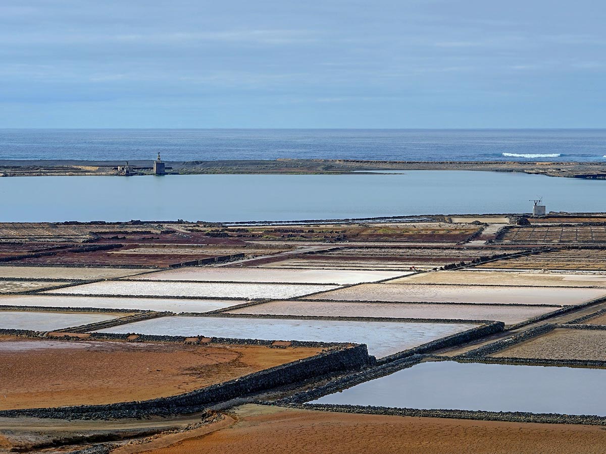 Varias salinas llenas de agua, llamadas Salinas del Janubio