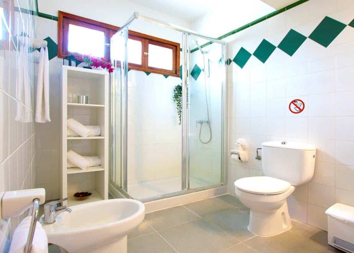 Cuarto de baño espacioso en habitación de hotel rural en Lanzarote