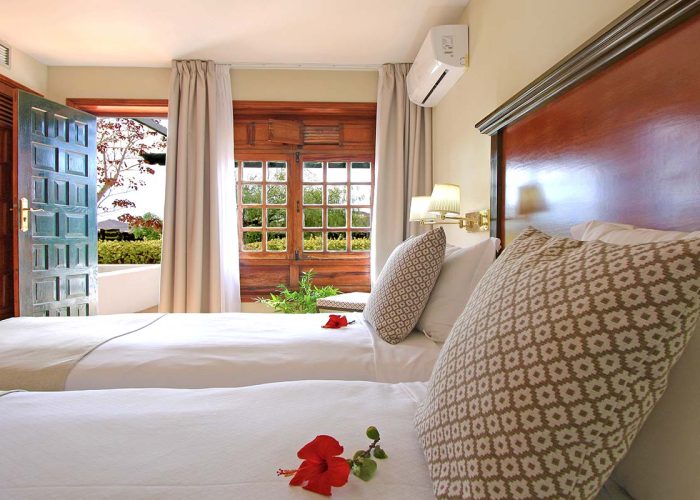 Habitación superior de hotel rural en Lanzarote con cama grande, ventanas con vistas escritorio y televisión