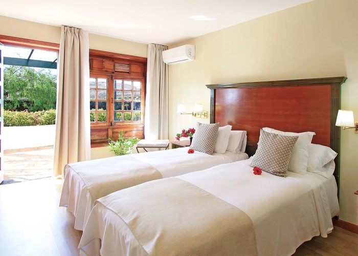 Habitación doble luminosa con terraza y mucho encanto de hotel en Lanzarote