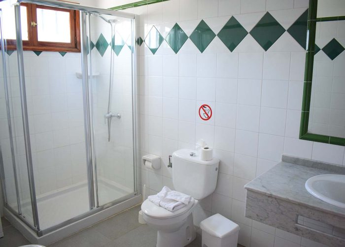 Cuarto de baño espacioso de las habitaciones en hotel rural en Lanzarote
