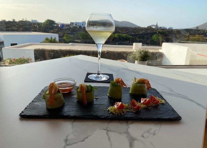 Aperitivo y copa de vino en la terraza del hotel rural en las vacaciones en Lanzarote