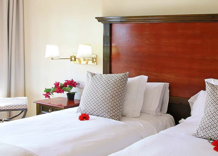 Habitación doble con camas separadas y con televisión en  hotel sostenible en Lan