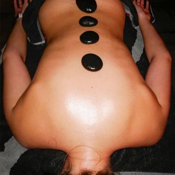 Masaje con piedras calientes en hotel rural Lanzarote